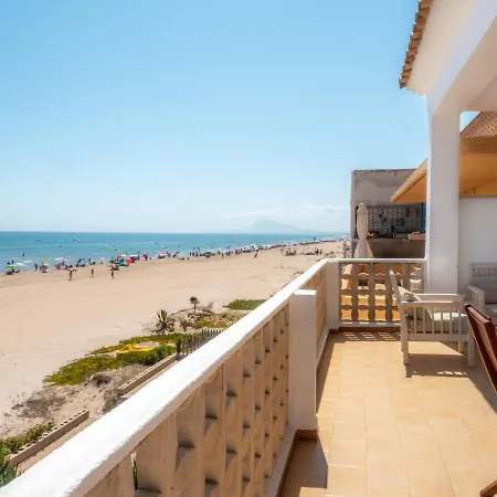 On The Beachfront Апартаменты Олива